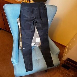 ALO Yoga Womems Black Camo Leggings